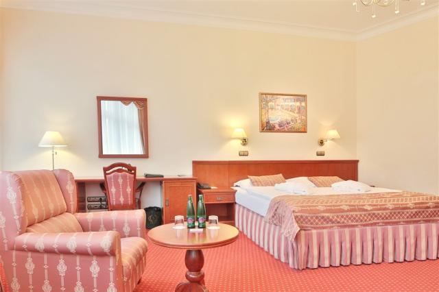 Spa-Hotel-Olympia-Karlovy-Vary-Cesko-pokoj-superior (10).jpg