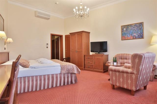 Spa-Hotel-Olympia-Karlovy-Vary-Cesko-pokoj-superior (11).jpg