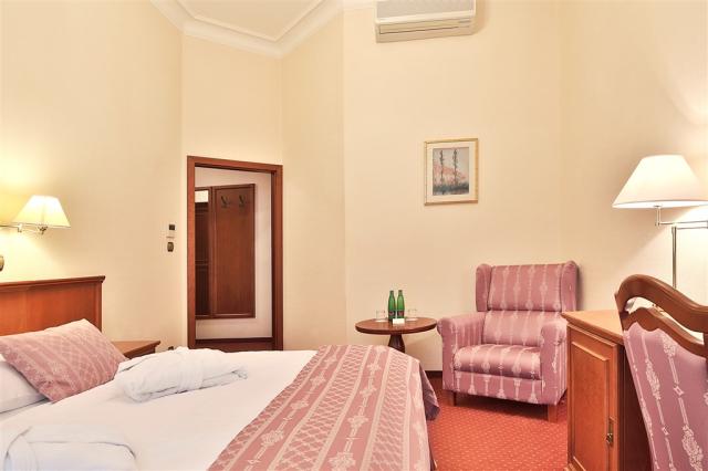 Spa-Hotel-Olympia-Karlovy-Vary-Cesko-pokoj-superior (7).jpg