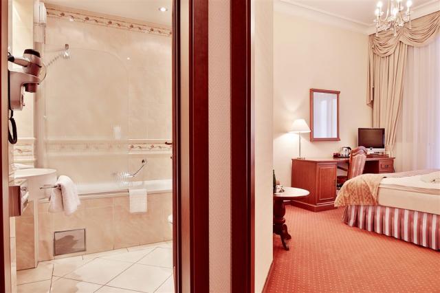 Spa-Hotel-Olympia-Karlovy-Vary-Cesko-pokoj-superior (8).jpg