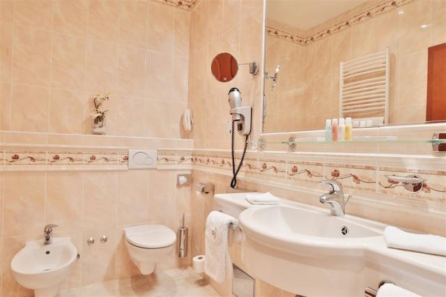 Spa-Hotel-Olympia-Karlovy-Vary-Cesko-pokoj-superior (12).jpg