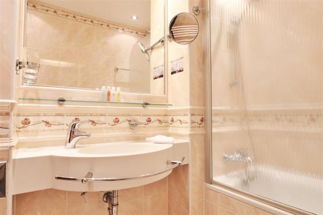 Spa-Hotel-Olympia-Karlovy-Vary-Cesko-pokoj-superior (2).jpg