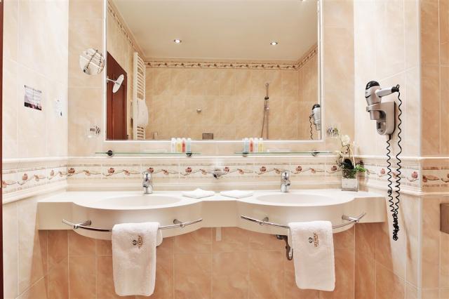 Spa-Hotel-Olympia-Karlovy-Vary-Cesko-apartman (6).jpg