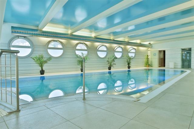 Spa-Hotel-Olympia-Karlovy-Vary-Cesko-bazén.jpg