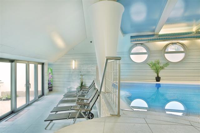 Spa-Hotel-Olympia-Karlovy-Vary-Cesko-bazén (3).jpg