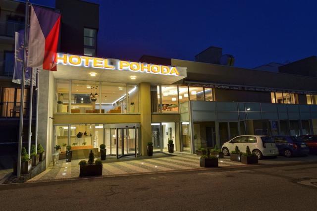 hotel-pohoda-luhacovice-pohled-na-hotel-v-noci.jpg
