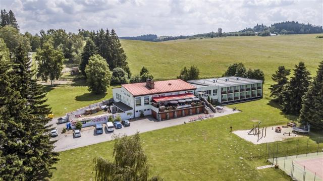 hotel-racek-cerna-v-posumavi-pohled-dron.jpg