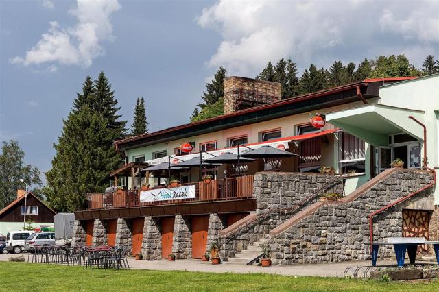 hotel-racek-cerna-v-posumavi-pohled-na-hotel-1.jpg