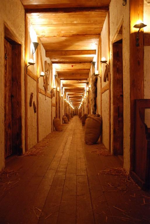 stredoveky-hotel-detenice-chodba-3.jpg