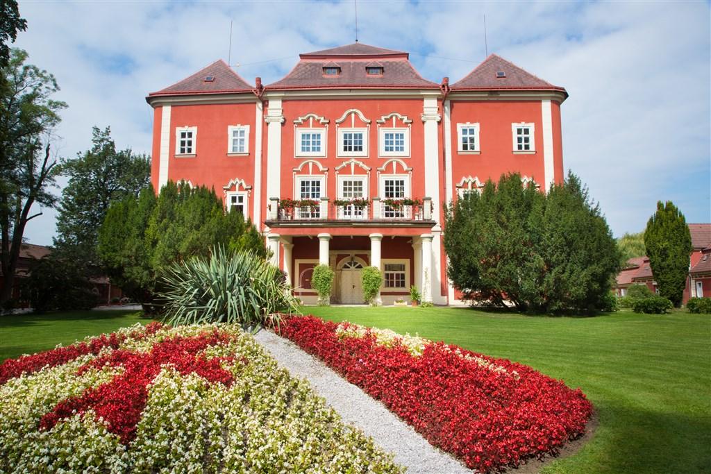 stredoveky-hotel-detenice-celkovy-pohled-na-zamek.jpg