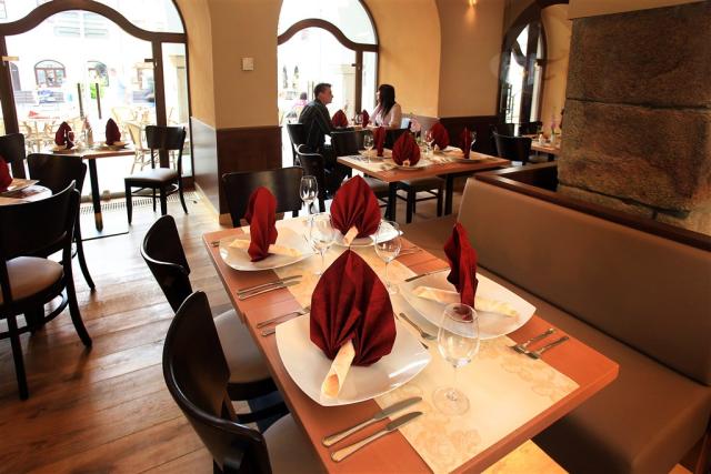 hotel-zlata-hvezda-trebon-stravovani-restaurace.jpg
