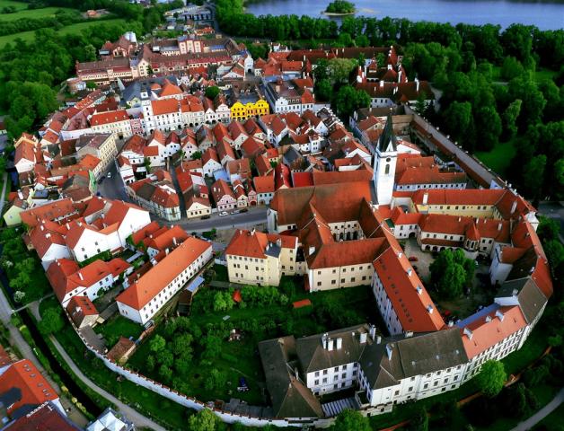 hotel-zlata-hvezda-trebon-letecky-pohled-na-mesto.jpg