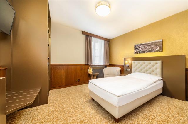hotel-zlata-hvezda-trebon-jednoluzkovy-pokoj.jpg