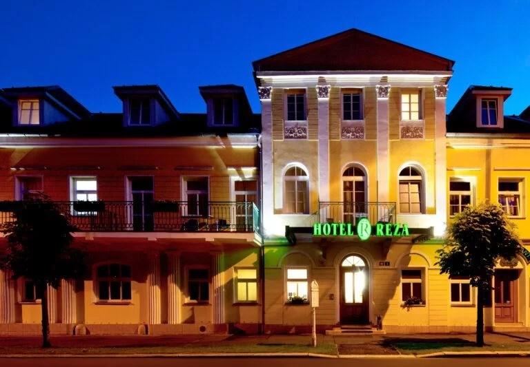 hotel-reza-ceska-republika-frantiskovy-lazne-pohled-na-hotel.pn