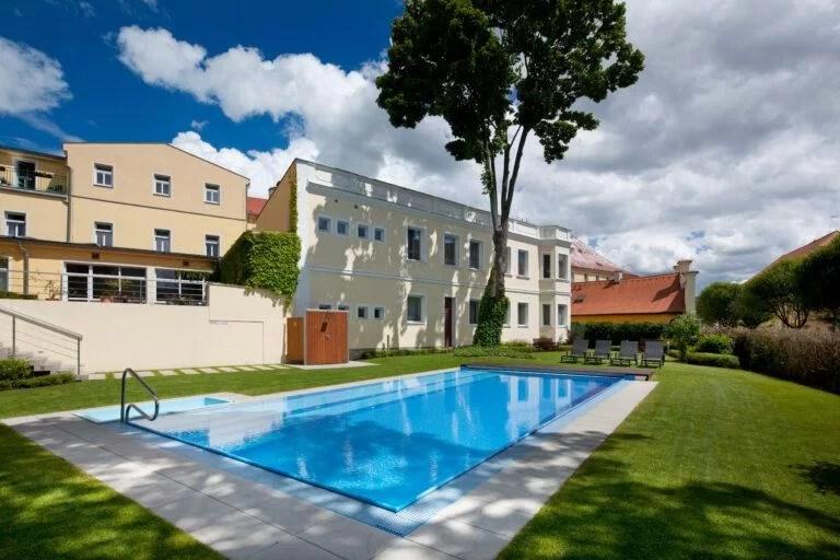 hotel-reza-ceska-republika-frantiskovy-lazne-pohled-na-hotel-a-