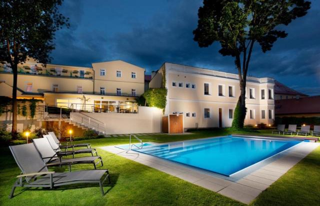 hotel-reza-ceska-republika-frantiskovy-lazne-pohled-na-hotel-a-