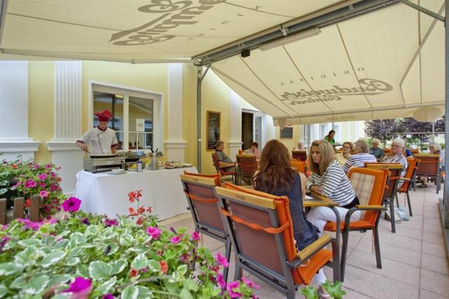 hotel-reza-ceska-republika-frantiskovy-lazne-restaurace-venkovn