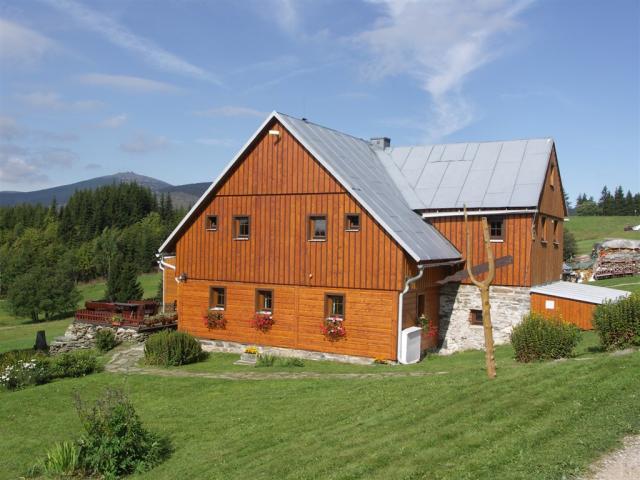 hotel-snezenka-mala-upa-pohled-na-hotel.jpg