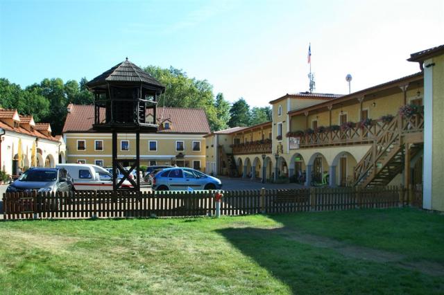 resort-stein-cheb-skalka-dvur.jpg