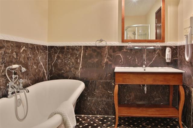 Spa-Hotel-Sun-Marianske-Lazne-Cesko-pokoj-deluxe (6).jpg