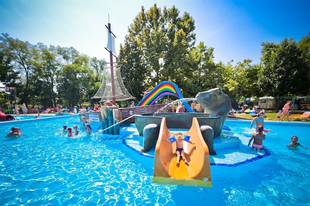 hotel-hungarospa-thermal-hajduszoboszlo-aquapark-bazen-deti.jpg
