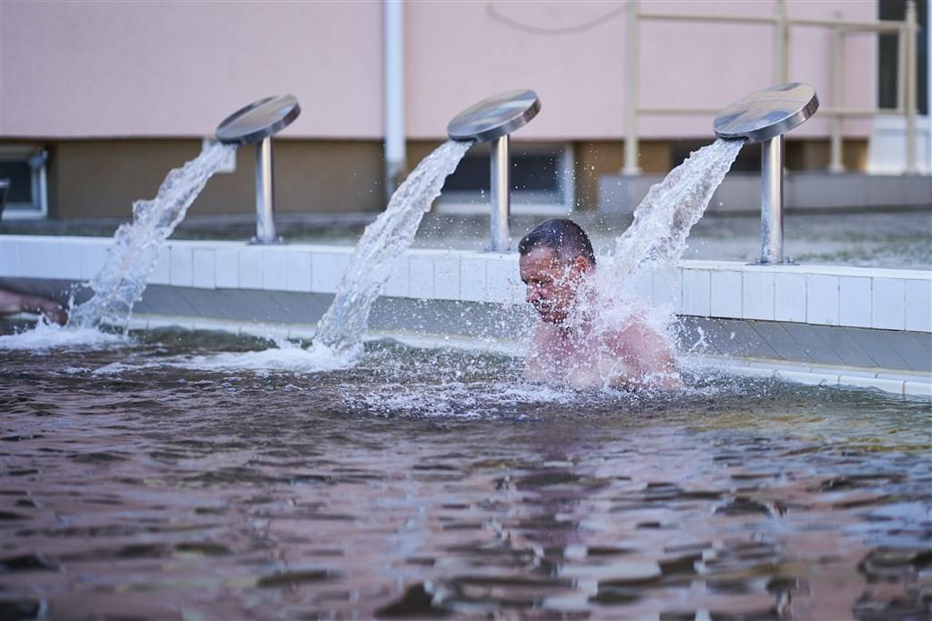 hotel-hungarospa-thermal-hajduszoboszlo-hotel-bazen-venkovni.jp