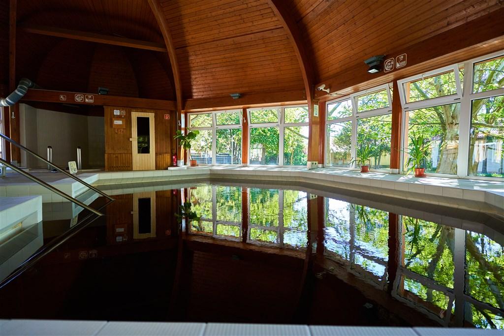 hotel-hungarospa-thermal-hajduszoboszlo-vnitrni-lecivy-bazen.jp