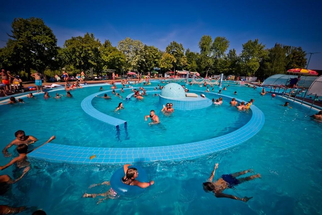 hotel-hungarospa-thermal-hajduszoboszlo-plaz-bazen2.jpg