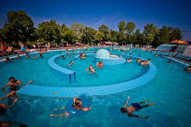 hotel-hungarospa-thermal-hajduszoboszlo-plaz-bazen2.jpg