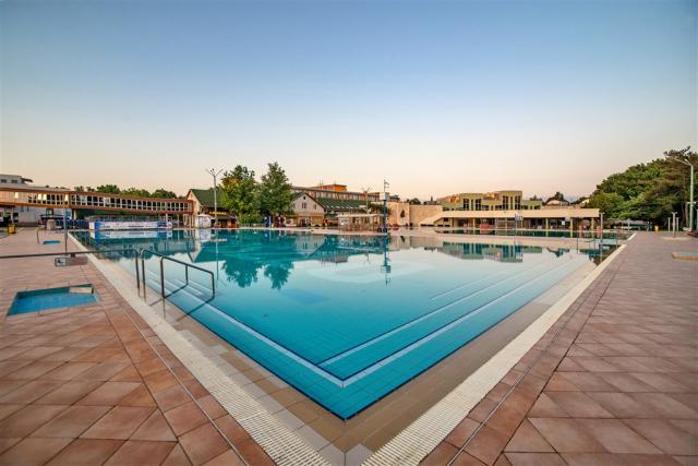 hotel-hungarospa-thermal-hajduszoboszlo-venkovni-bazen-plaz2.jp