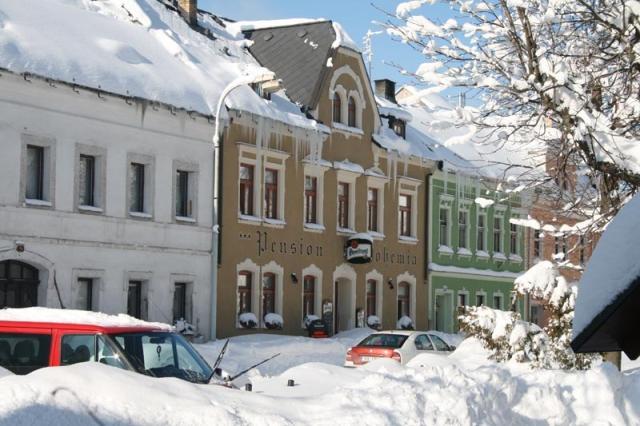 penzion-bohemia-horni-blatna-pohled-na-penzion-v-zime.jpg