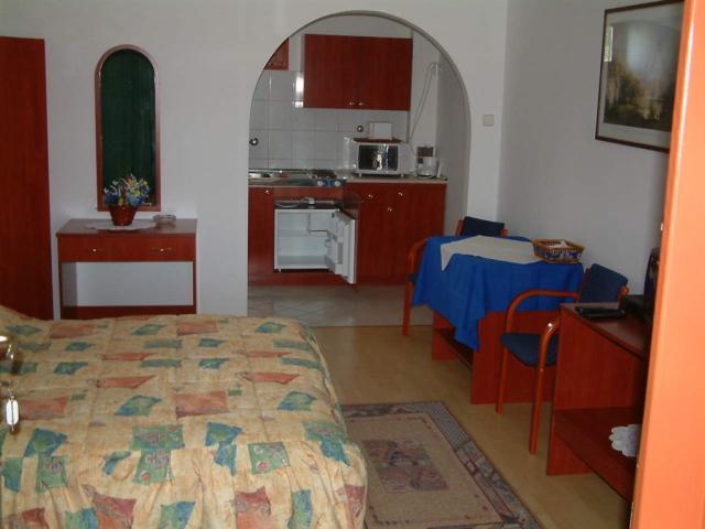 MERCURIUS_Napfürdö APT.JPG