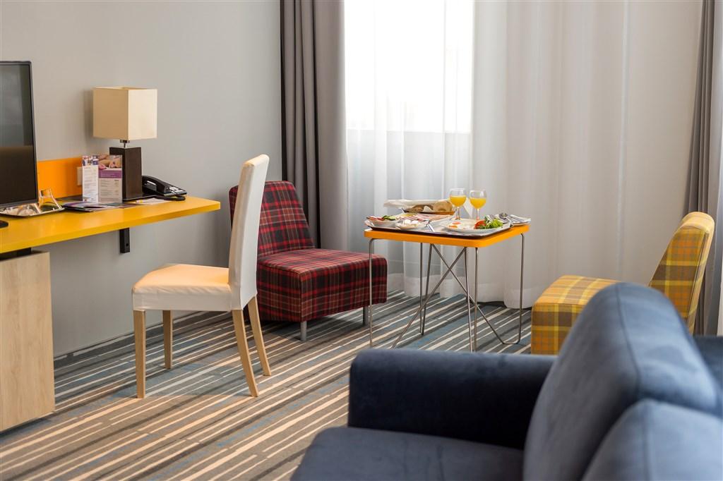 hotel-park-inn-sarvar-sv09-snidane-na-pokoji.jpg