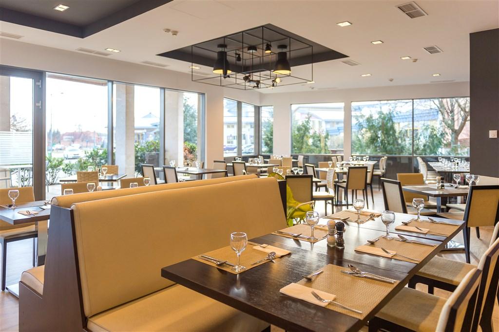 hotel-park-inn-sarvar-sv09-jidelna3.jpg