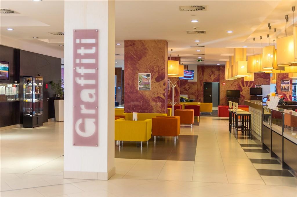 hotel-park-inn-sarvar-sv09-lobby3.jpg