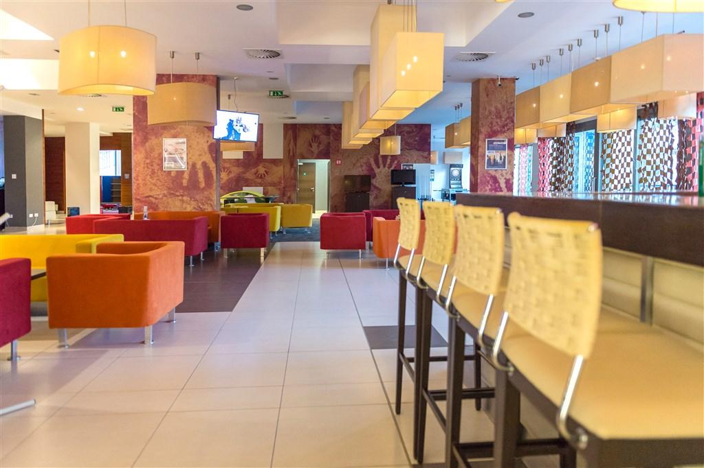 hotel-park-inn-sarvar-sv09-posezeni-s-barem.jpg