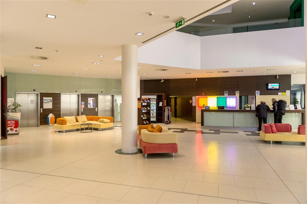 hotel-park-inn-sarvar-sv09-posezeni-v-lobby2.jpg