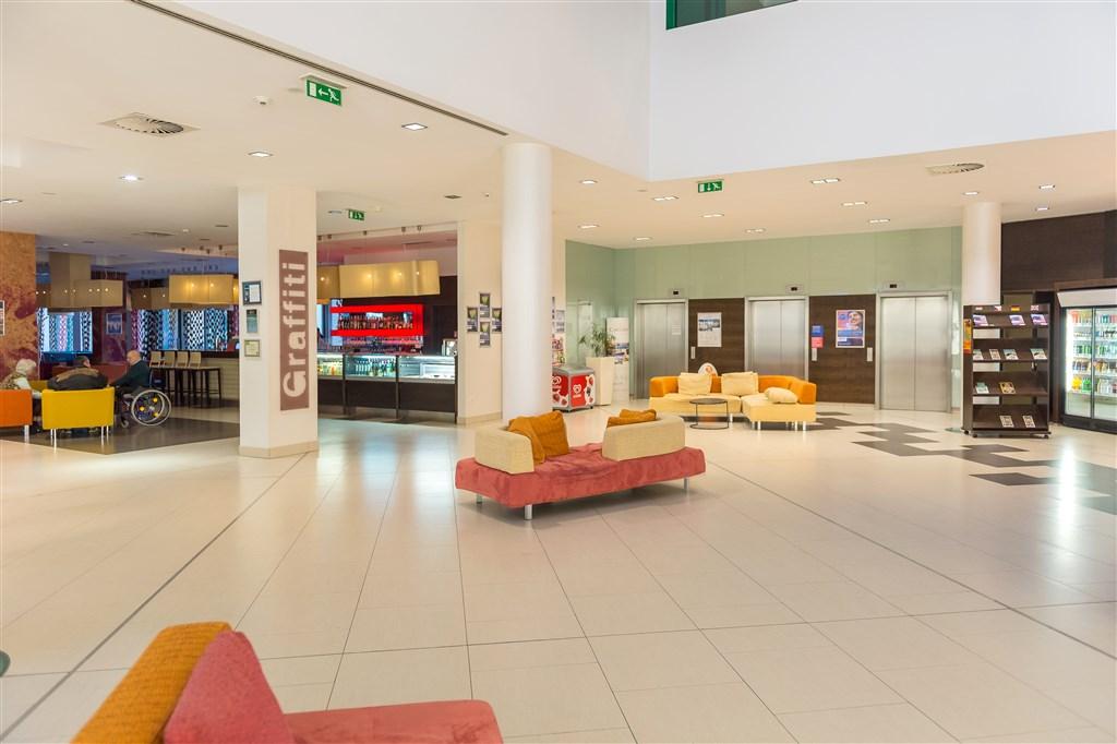 hotel-park-inn-sarvar-sv09-posezeni-v-lobby.jpg
