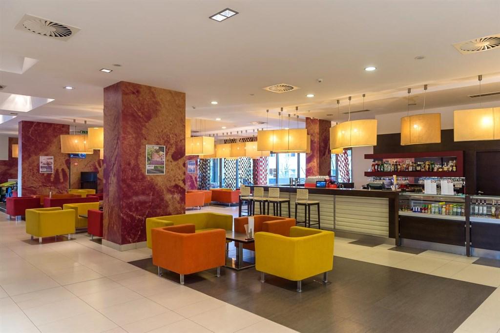 hotel-park-inn-sarvar-sv09-lobby-s-barem.jpg