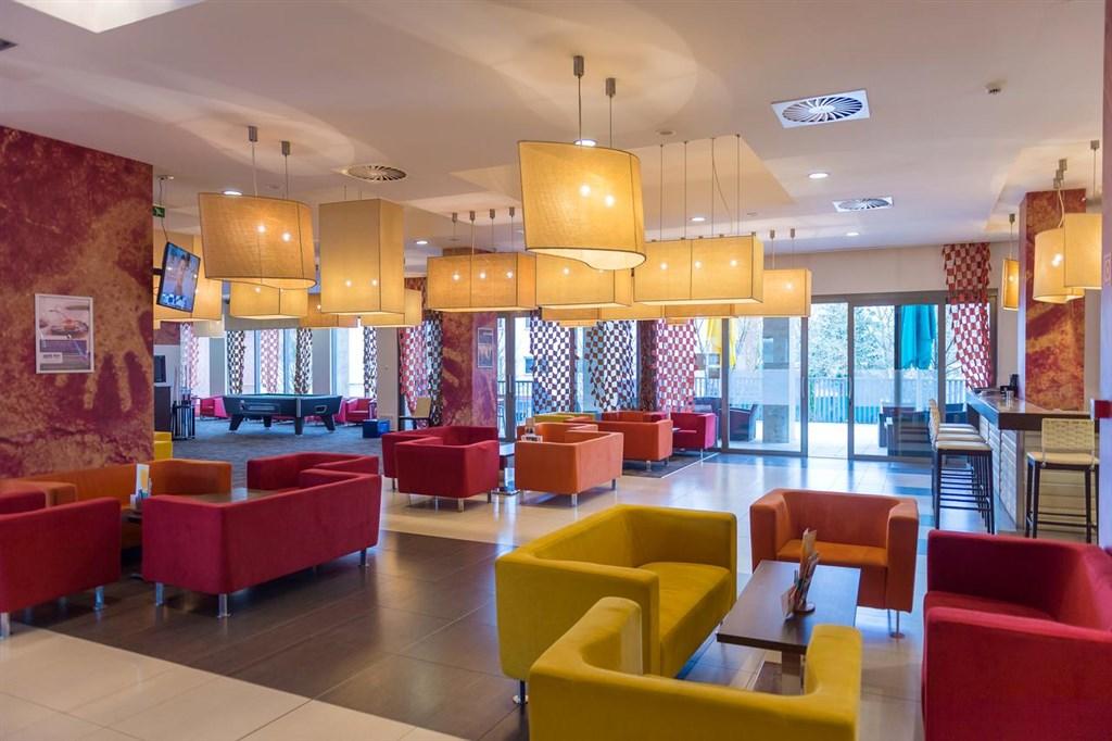 hotel-park-inn-sarvar-sv09-lobby7.jpg