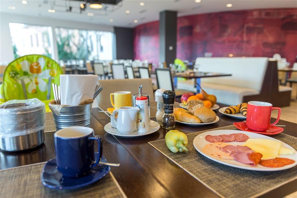 hotel-park-inn-sarvar-sv09-snidane2.jpg