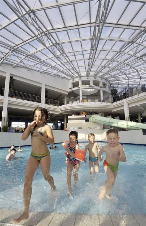 hotel-park-inn-sarvar-sv09-deti-v-bazene.jpg