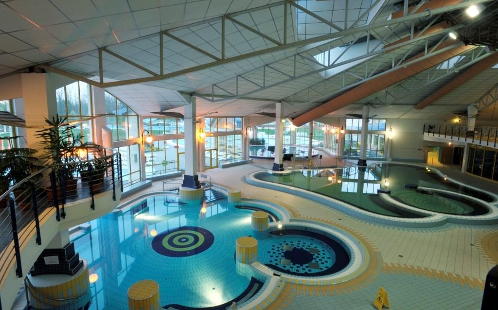 hotel-park-inn-sarvar-sv09-pohled-na-bazeny.jpg