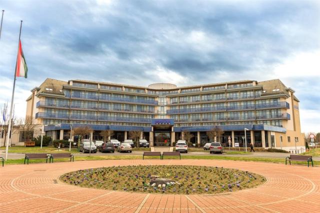 hotel-park-inn-sarvar-sv09-celkovy-pohled-na-hotel.jpg