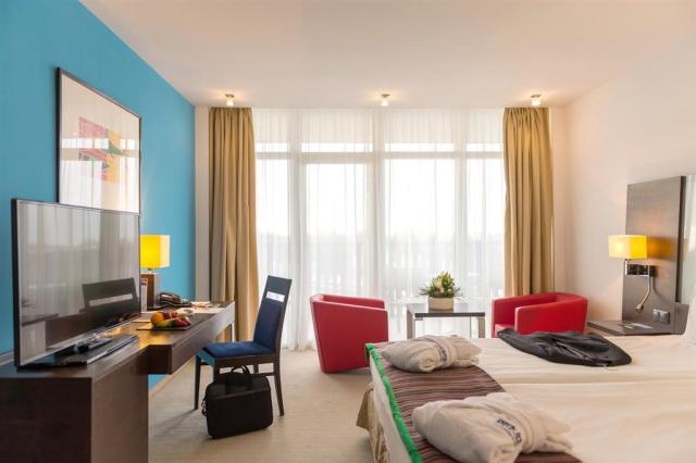 hotel-park-inn-sarvar-sv09-pohled-na-pokoj.jpg