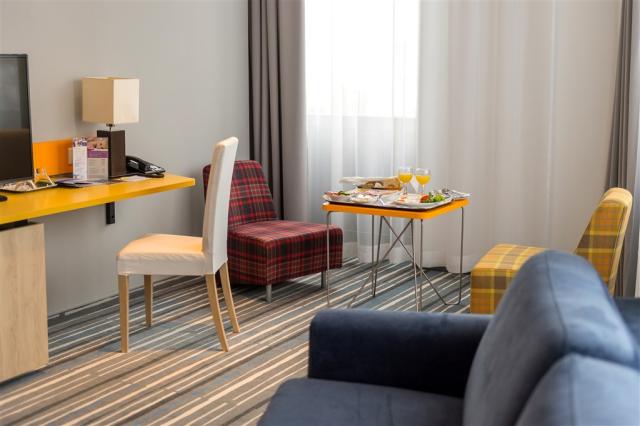 hotel-park-inn-sarvar-sv09-snidane-na-pokoji.jpg