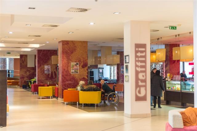 hotel-park-inn-sarvar-sv09-lobby.jpg