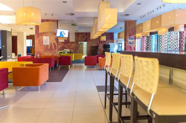 hotel-park-inn-sarvar-sv09-posezeni-s-barem.jpg