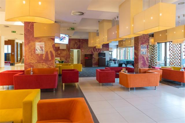 hotel-park-inn-sarvar-sv09-posezeni.jpg