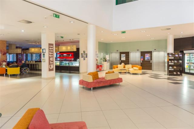 hotel-park-inn-sarvar-sv09-posezeni-v-lobby.jpg